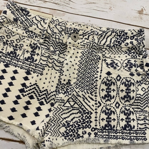 Bullhead Denim Co. Printed Shorts - Picture 2 of 3